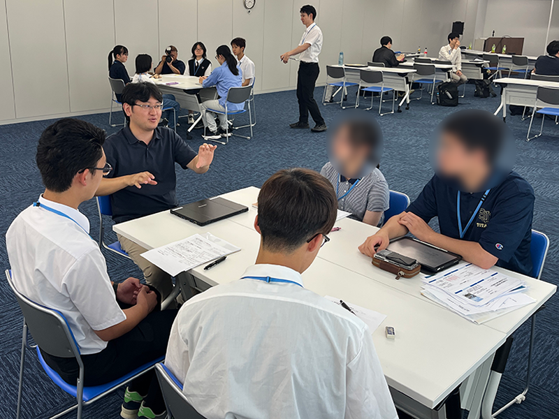 講師((手前)核融合科学コース・(奥)統計科学コース大学院生)とのグループディスカッション風景(8名の講師とコミュニケーション)