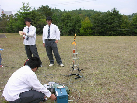 電磁力ロケットの開発（2005・2006年度）の活動の様子