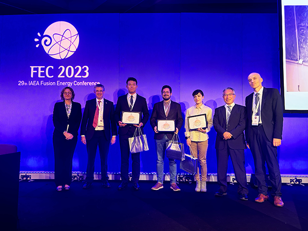 Dr. Toshiki Kinoshita of Kyusyu University won a prize for an excellent poster at the 29th IAEA Fusion Energy Conference