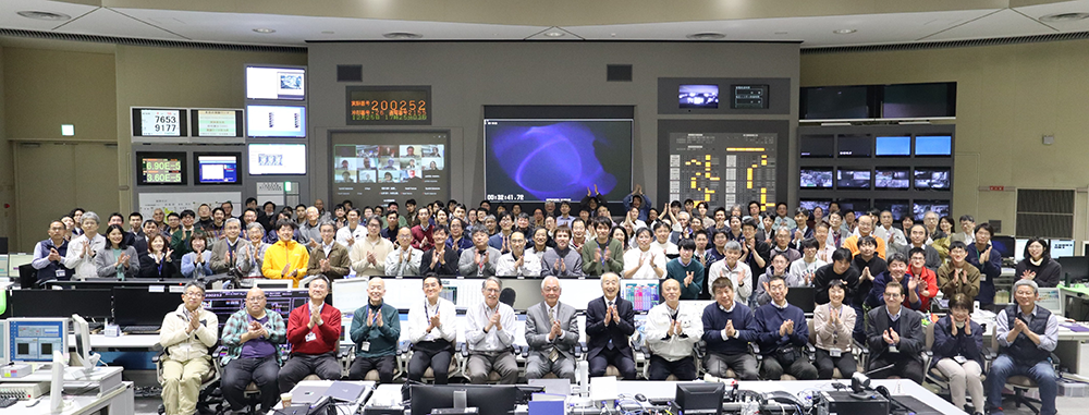 実験関係者らによる記念写真