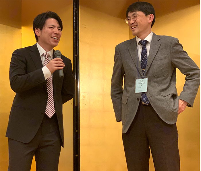 授賞式で喜びを語る仲田資季准教授(左)と京都大学の本多充教授(右)