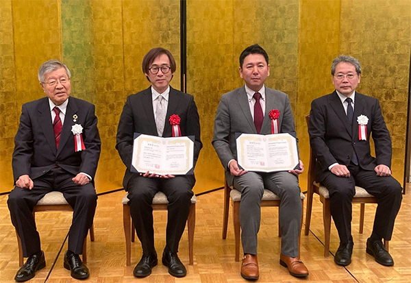 受賞した安原亮教授(右から2人目)