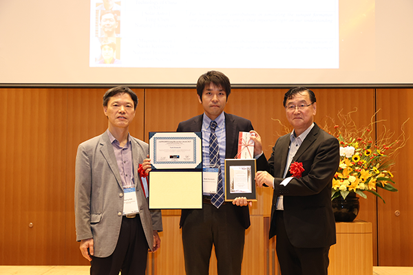 左から、Hyyong Suk教授（Gwangju Institute of Science and Technology）、釼持 
尚輝准教授、菊池 満CEO（AAPPS-DPP）
