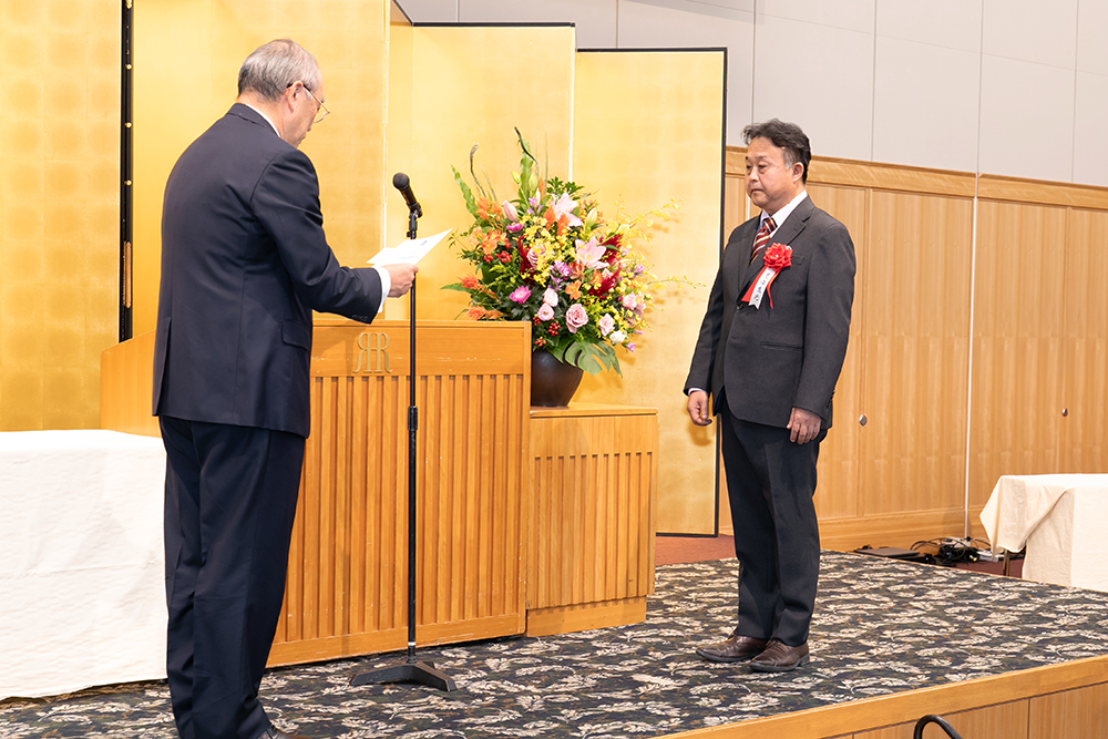 授賞式の様子（右：菱沼良光 准教授）
