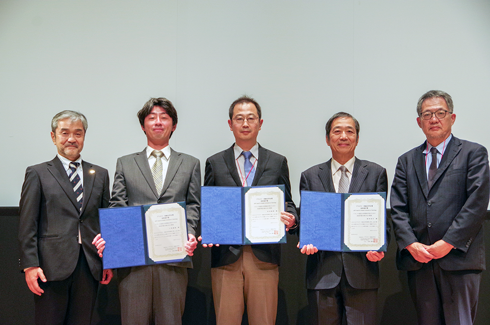 左から、プラズマ・核融合学会 坂本瑞樹 推薦委員長、小林達哉 准教授、吉沼幹朗 助教、居田克巳 特任教授、プラズマ・核融合学会 花田磨砂也 会長）