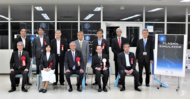 プラズマシミュレータ雷神を前に上野副大臣（前列・左から二人目）と記念撮影
