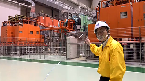 LHD見学オンラインツアーにて、LHDを紹介する竹入所長