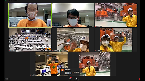 ＬＨＤ見学オンラインツアーにて参加者らと交流する研究者ら