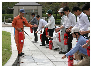 photo:真剣に取り組む消火器訓練