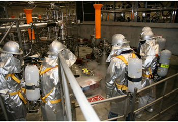 photo:炭酸ガス消火器を使った危機管理班による消火活動