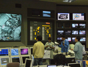 photo:制御室で消火訓練を指揮する実験責任者および連絡員