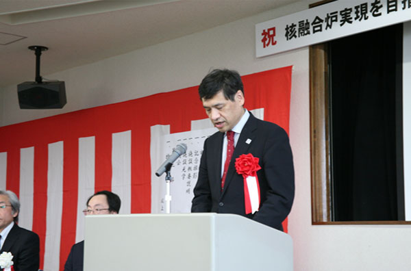 見学会の開会式において祝辞を述べる田中正朗研究開発局長