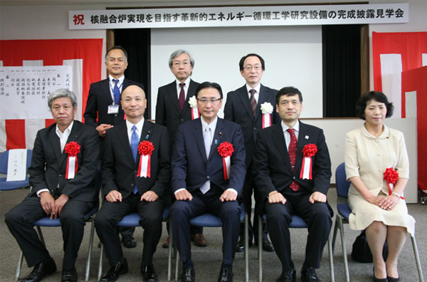 前列左から、小島三明土岐市副市長、山本勝敏岐阜県議会議員、古屋圭司衆議院議員、田中正朗研究開発局長、高井由美子土岐市議会副議長