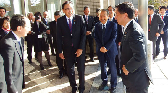 松野文部科学大臣（右）を出迎える（左から）竹入所長、古屋衆議院議員、小森機構長