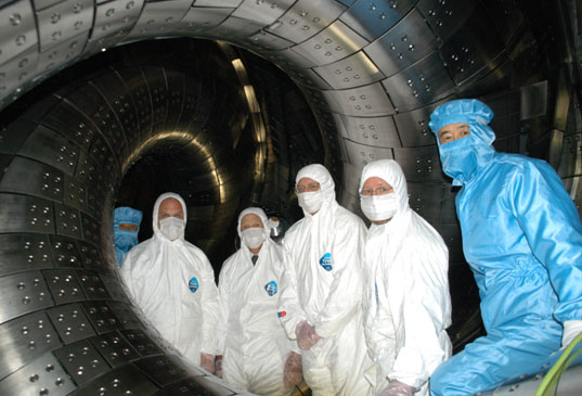 ＬＨＤ真空容器内を視察するブリンクマン科学局長（左から３人目）ら 