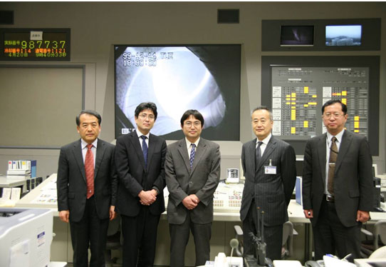 左から小森所長、飯嶋核融合科学専門官、坂本研究開発戦略官、山田研究総主幹、川畑管理部長