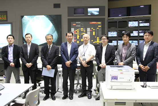 左から細野係長、山本管理部長、室賀副所長、増子会計課長、森﨑研究総主幹、一岡主任、小倉係長、布野財務課長（制御室にて）