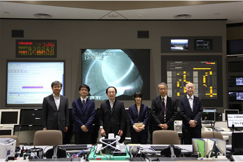 左から德田自然科学研究機構理事、寺門学術機関課長、竹入所長、高橋学術機関課係員、室賀副所長、森﨑ＬＨＤ計画研究総主幹