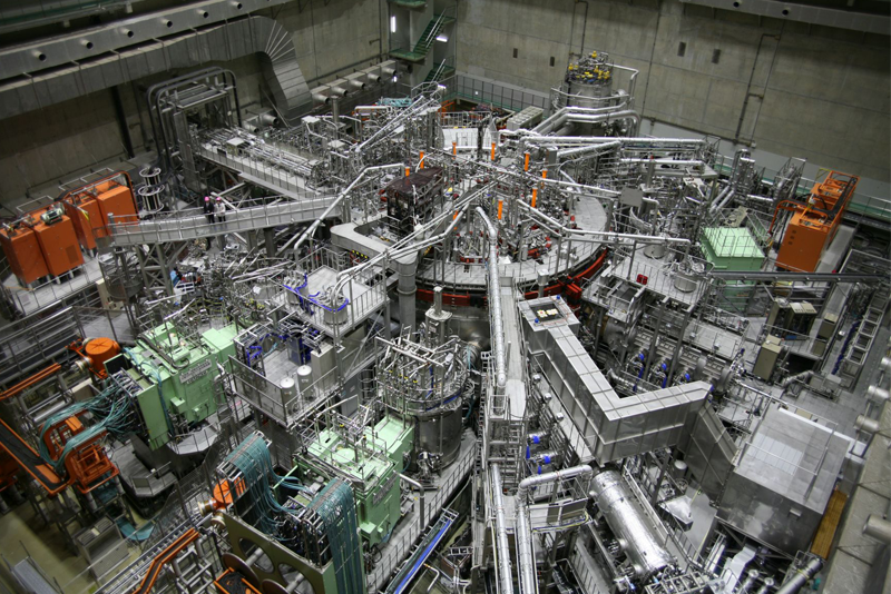 図３ 核融合科学研究所 (NIFS)大型ヘリカル装置 『LHD』・岐阜県土岐市