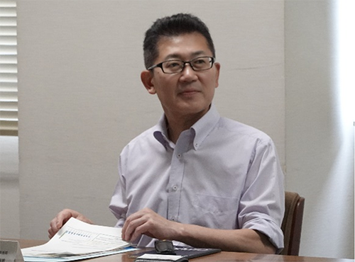 概要説明を受ける川上審議官