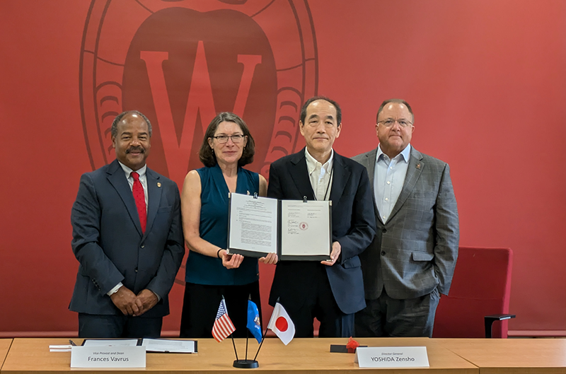 写真左から、Eric Wilcotsウィスコンシン大学マディソン校文理学部長、Frances Vavrus同大学副総長・学部長、吉田善章核融合科学研究所長、David Noyceウィスコンシン大学マディソン校工学部副部長