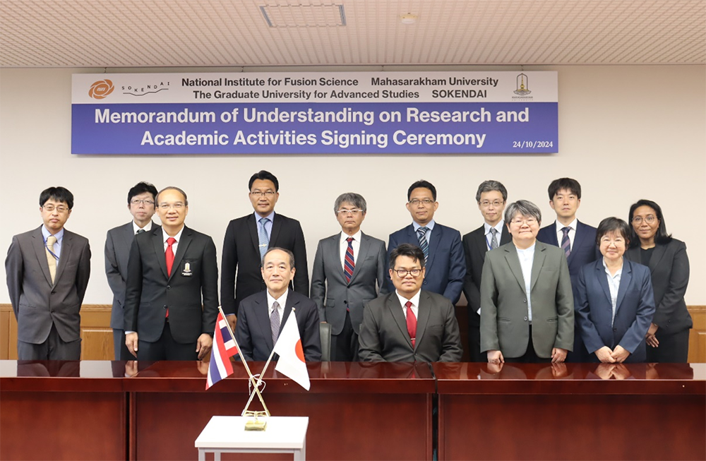 写真中央左・吉田善章核融合科学研究所長、中央右・Prayook Srivilaiマハーサーラカーム大学長