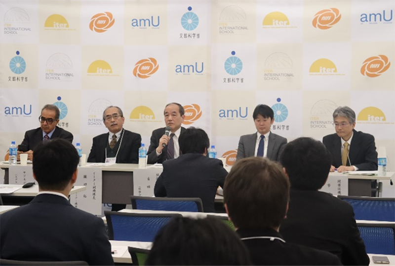 記者会見での質疑応答の様子