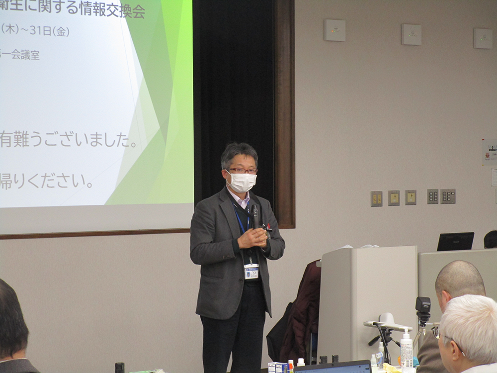 挨拶する長壁正樹安全衛生推進センター長