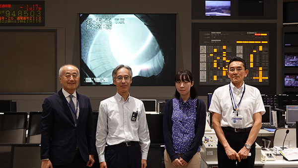制御室での集合写真(左から山田所長、恒藤審議官、平井係員、坂本研究部長)