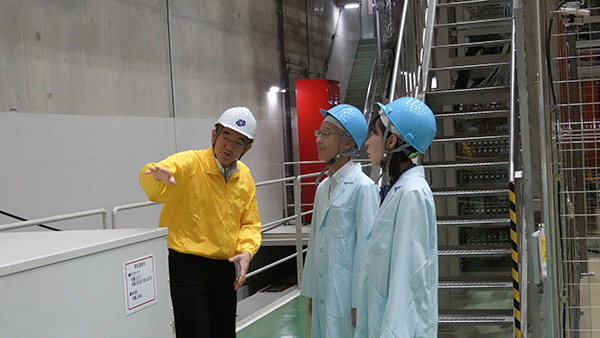 LHD本体室を視察中の恒藤審議官(中央)