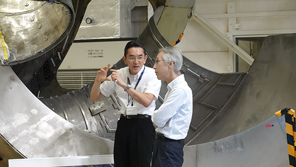 LHDのモックアップ前で説明を受ける恒藤審議官(右)