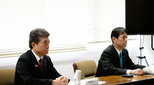 概要説明を受ける小林副大臣(左)及び工藤議員(右)