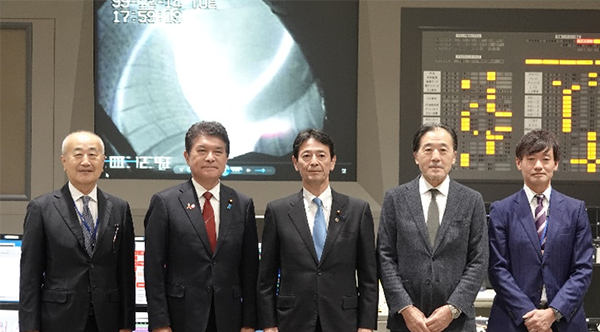 制御室での集合写真(左から山田所長、小林副大臣、工藤議員、上野理事、本島准教授)