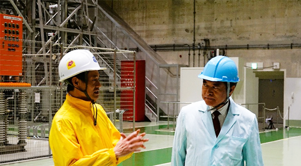 LHDを視察中の小林副大臣(右)