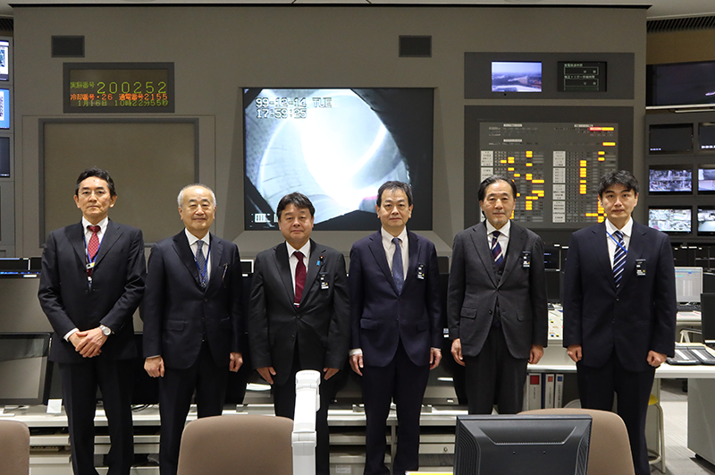 制御室での集合写真