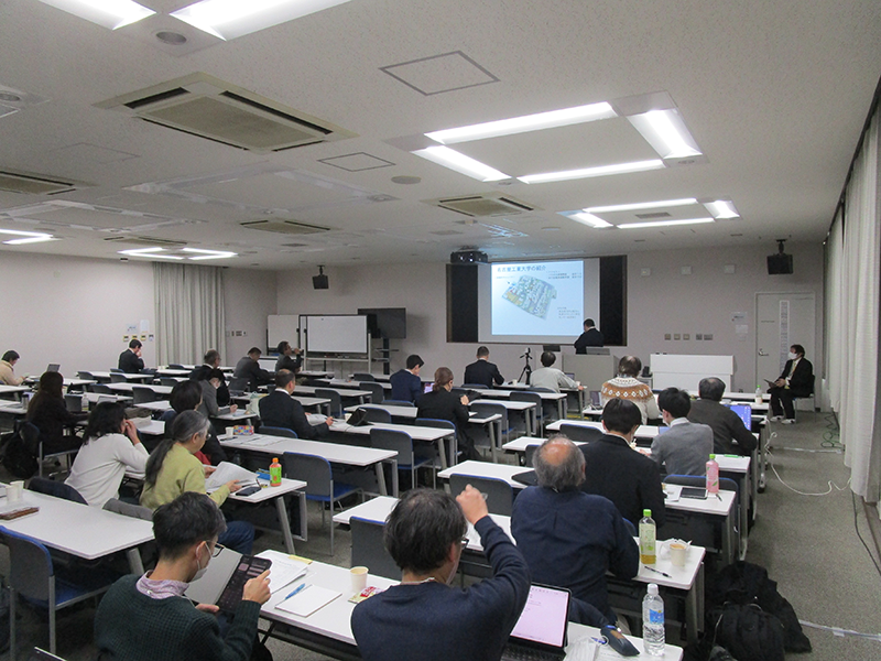 熱心に耳を傾ける参加者