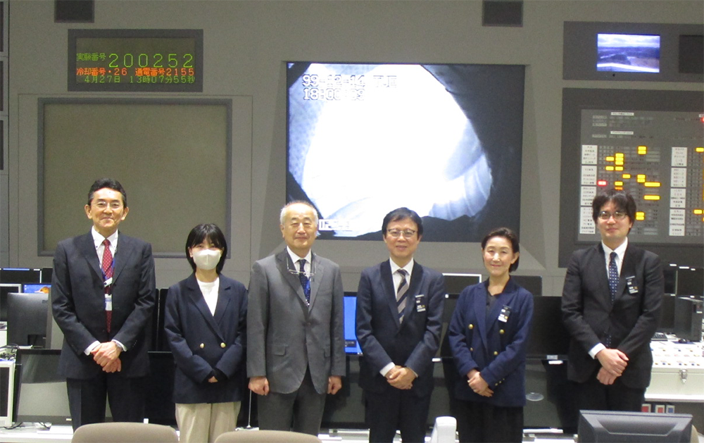 制御室での集合写真（左から坂本研究部長、塩谷専門職、山田所長、井上統括官、鈴木理事）