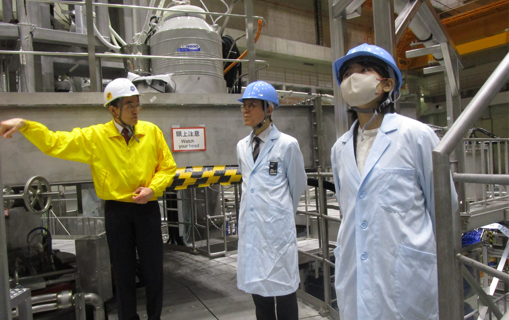 ＬＨＤ本体室を視察中の井上統括官（中央）、塩谷専門職（右）