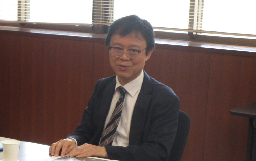 意見交換を行う井上統括官