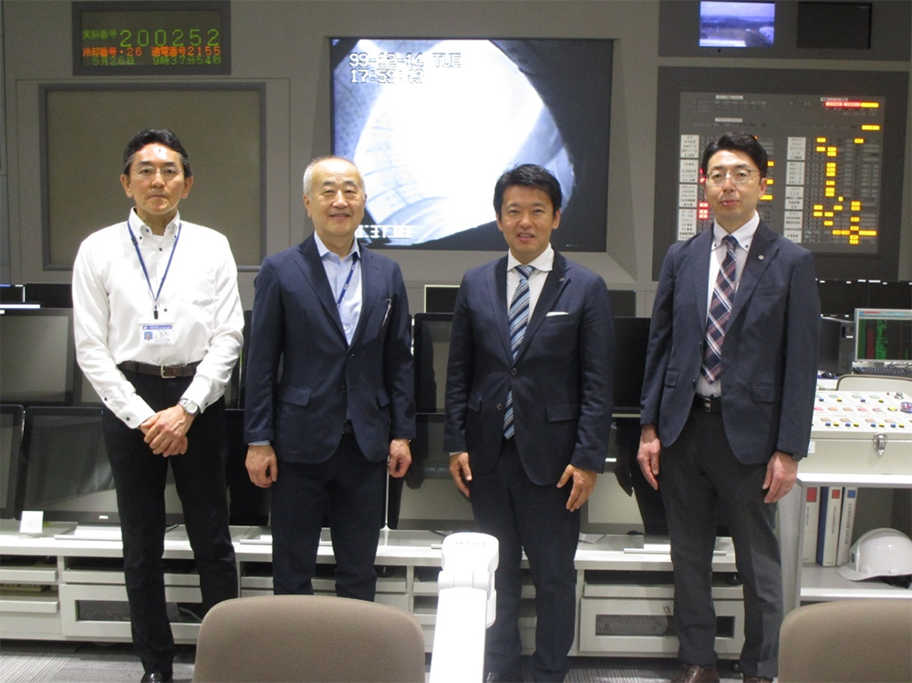 制御室での集合写真(左から坂本研究部長、山田所長、宮下知事、上村青森県次長)