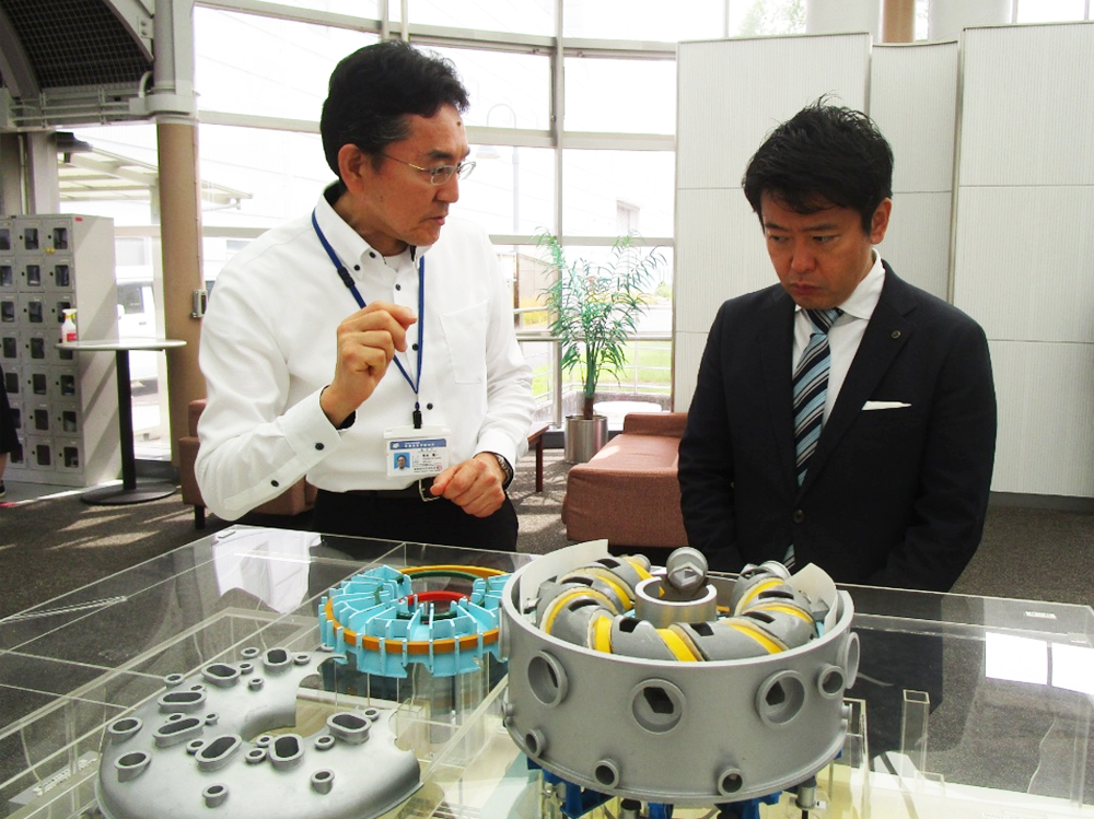 大ドームで説明を受ける宮下知事(右)