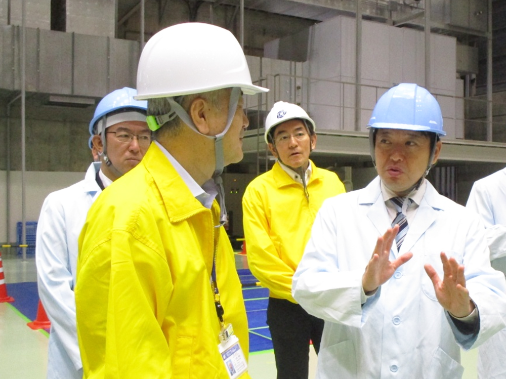 LHD本体室を視察中の宮下知事(右)
