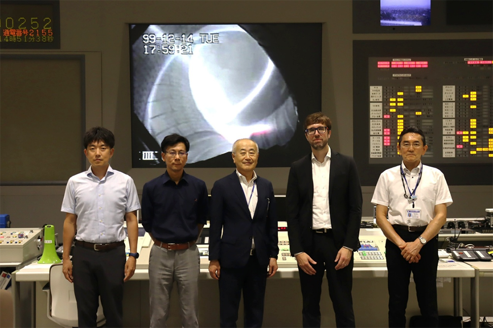 制御室での集合写真(左から、小川准教授、小林教授、山田所長、Oliver Pieper一等書記官、坂本研究部長)