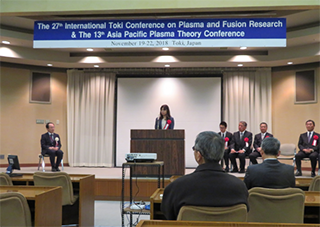 開会式で祝辞を述べる吉澤核融合科学専門官
