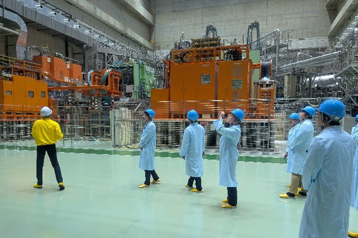 本体室見学の様子