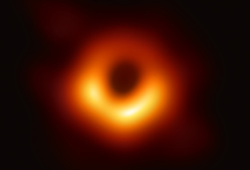地球サイズの電波望遠鏡が明らかにする巨大ブラックホールの姿